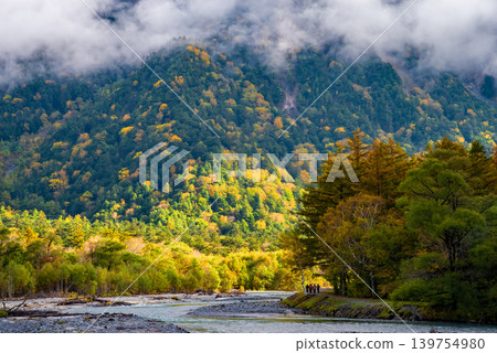 Autumn foliage along the Azusa River in Kamikochi (Matsumoto City, Nagano Prefecture) Autumn foliage along the Azusa River in Kamikochi (Matsumoto City, Nagano Prefecture) 139754980