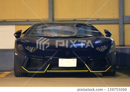義大利製的黑色跑車 義大利製的黑色跑車 139755098