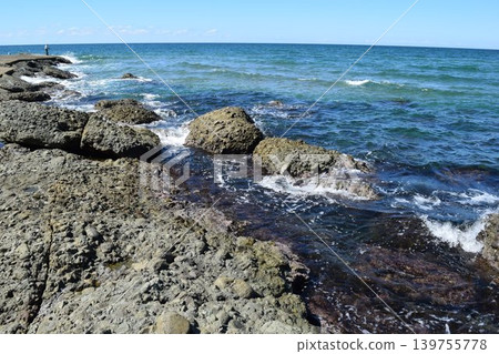 長著奇石的岩石海岸的莊內海岸的岩石景觀 139755778
