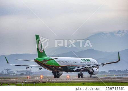 黃昏時分的仙台機場,飛機起飛,宮城縣名取市 黃昏時分的仙台機場,飛機起飛,宮城縣名取市 139755861