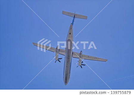 藍天下的仙台機場;一架飛機起飛;宮城縣名取市 藍天下的仙台機場;一架飛機起飛;宮城縣名取市 139755879