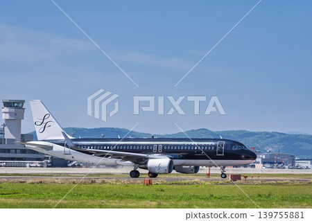 藍天下,飛機在仙台機場滑行,地點:宮城縣名取市 藍天下,飛機在仙台機場滑行,地點:宮城縣名取市 139755881