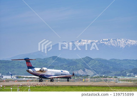 陽光明媚的仙台機場:藏王山脈和一架正在起飛的飛機。宮城縣名取市。 陽光明媚的仙台機場:藏王山脈和一架正在起飛的飛機。宮城縣名取市。 139755899