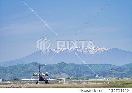 陽光明媚的仙台機場:藏王山脈和一架正在起飛的飛機。宮城縣名取市。 陽光明媚的仙台機場:藏王山脈和一架正在起飛的飛機。宮城縣名取市。 139755900