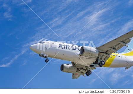 仙台機場上空藍天,飛機降落,宮城縣名取市 仙台機場上空藍天,飛機降落,宮城縣名取市 139755926