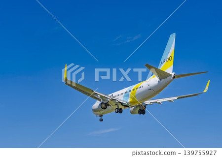 仙台機場上空藍天，飛機降落，宮城縣名取市 139755927