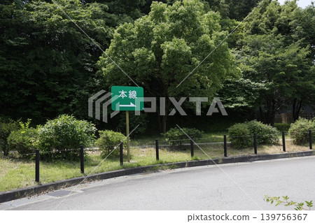 指示主路方向的綠色標誌。高速公路休息區。右箭頭。 139756367