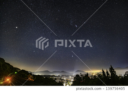 山村秋日星空:獵戶座在黎明前的天空升起。 山村秋日星空:獵戶座在黎明前的天空升起。 139756405