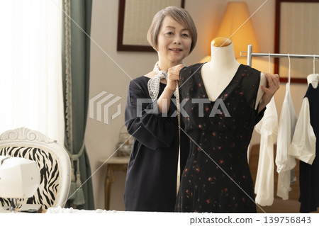 資深女設計師在她們的工作室裡製作服裝。 139756843