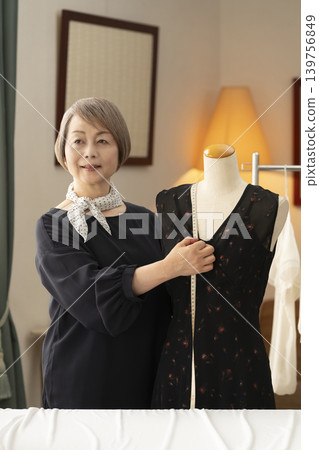 資深女設計師在她們的工作室裡製作服裝。 139756849