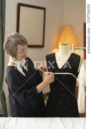 Senior female designers create clothes in their atelier. 139756850
