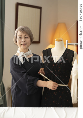 Senior female designers create clothes in their atelier. 139756855