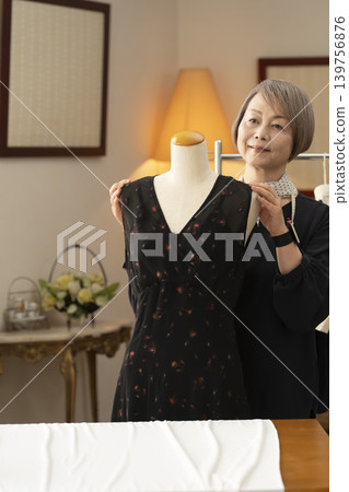 資深女設計師在她們的工作室裡製作服裝。 139756876