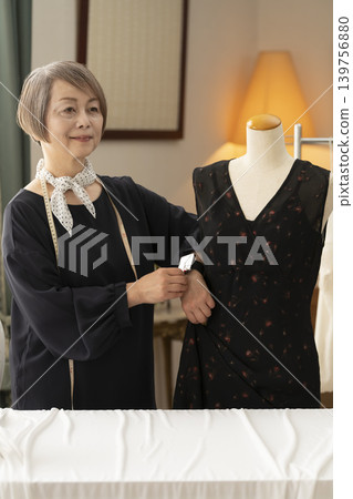 資深女設計師在她們的工作室裡製作服裝。 139756880