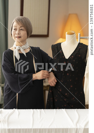 資深女設計師在她們的工作室裡製作服裝。 139756881