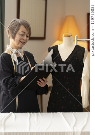 Senior female designers create clothes in their atelier. 139756882