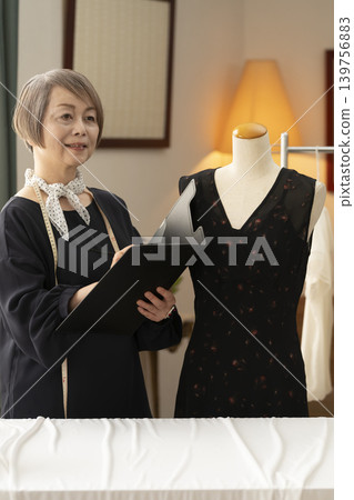 資深女設計師在她們的工作室裡製作服裝。 139756883