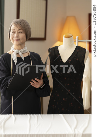 資深女設計師在她們的工作室裡製作服裝。 139756884