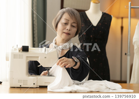 Senior female designers create clothes in their atelier. 139756910
