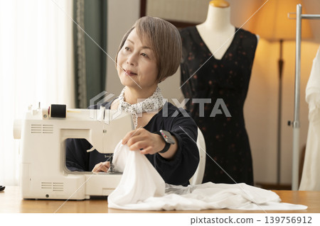 資深女設計師在她們的工作室裡製作服裝。 139756912