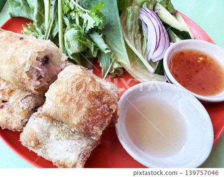看起來很美味的泰式炸春捲和新鮮蔬菜。 139757046