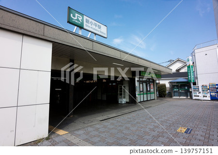 東京小平市日常生活中心：JR新小平站外觀，設有便利商店和完善的基礎設施。 139757151