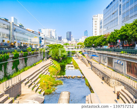 Seoul, Dongdaemun: Cheonggyecheon Stream, with Pyeonghwa Market on the left and Dongdaemun General Market on the right. Seoul, Dongdaemun: Cheonggyecheon Stream, with Pyeonghwa Market on the left and Dongdaemun General Market on the right. 139757252