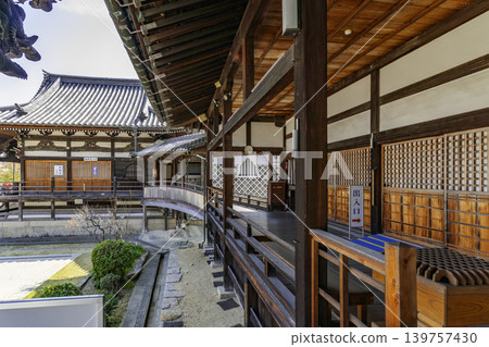 岡山縣岡山市妙林寺正門周圍,從正殿到創始人殿的有頂走廊。 岡山縣岡山市妙林寺正門周圍,從正殿到創始人殿的有頂走廊。 139757430
