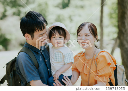 在公園裡玩的家庭 在公園裡玩的家庭 139758055