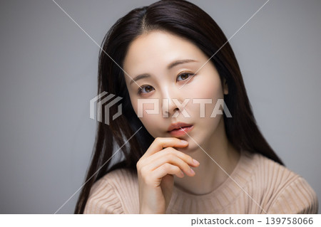 一位年輕的女士打他的臉頰 一位年輕的女士打他的臉頰 139758066