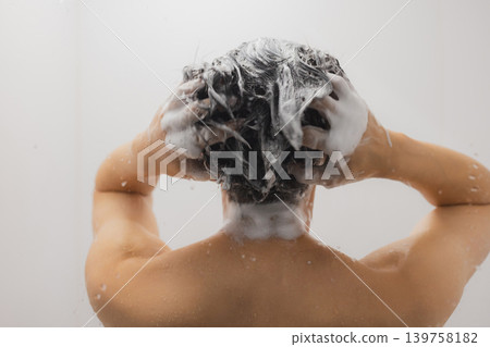男人洗澡 男人洗澡 139758182