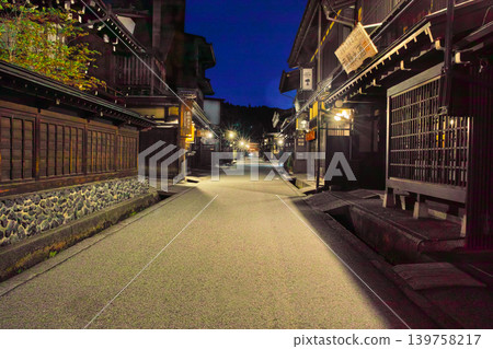 岐阜縣飛驒高山老城區的夜景,特別是三町通的中心。 岐阜縣飛驒高山老城區的夜景,特別是三町通的中心。 139758217