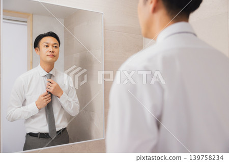 一位商務人士正在浴室裡準備。 一位商務人士正在浴室裡準備。 139758234