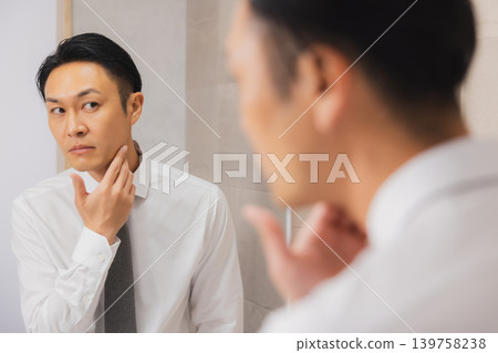 一位商務人士正在浴室裡準備。 一位商務人士正在浴室裡準備。 139758238