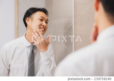 一位商務人士正在浴室裡準備。 一位商務人士正在浴室裡準備。 139758240