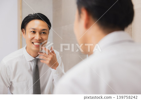 一位商務人士正在浴室裡準備。 一位商務人士正在浴室裡準備。 139758242
