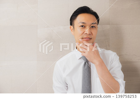 一位商務人士正在浴室裡準備。 139758253