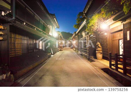 岐阜縣飛驒高山市的舊城區夜景,三町通南側的景色。 岐阜縣飛驒高山市的舊城區夜景,三町通南側的景色。 139758256