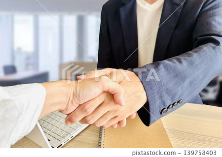 一位商人與顧客握手。 139758403