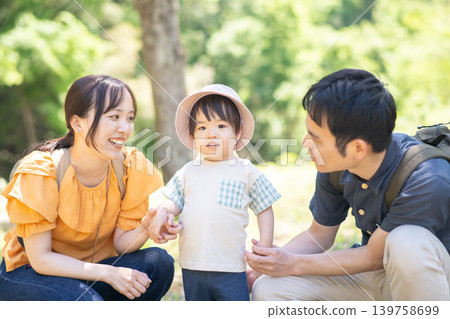 父母與孩子在大自然中玩耍 父母與孩子在大自然中玩耍 139758699