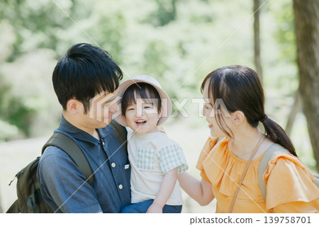 父母與孩子在大自然中玩耍 父母與孩子在大自然中玩耍 139758701