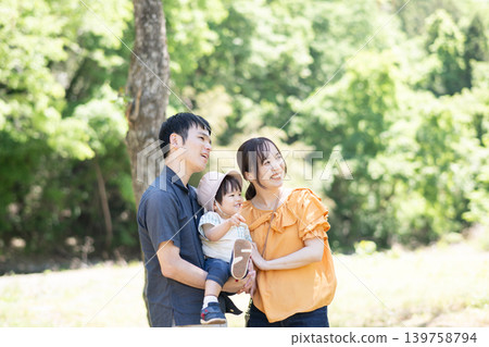 父母與孩子在大自然中玩耍 父母與孩子在大自然中玩耍 139758794