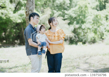 父母與孩子在大自然中玩耍 父母與孩子在大自然中玩耍 139758796