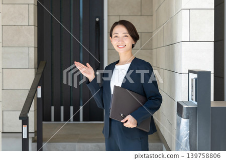 拿著文件的微笑的女商人 拿著文件的微笑的女商人 139758806