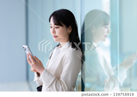 操作智能手機的女人 操作智能手機的女人 139758919