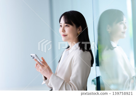 操作智能手機的女人 操作智能手機的女人 139758921