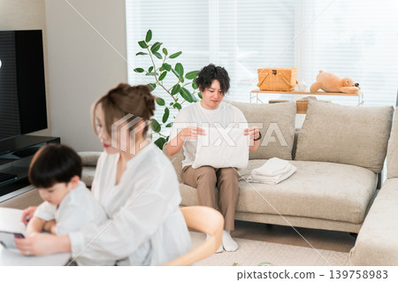 家事，爸爸疊衣服，爸爸陪孩子玩，媽媽照顧孩子，母親（分擔家務，雙薪家庭） 139758983