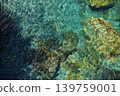 The beautifully clear Kuwase River (Agawa District, Kochi Prefecture) has sunlight illuminating the rocky bottom. 139759001