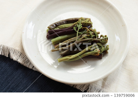 醬油醃蕨菜 139759006
