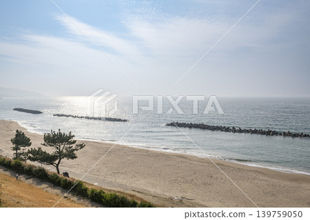 The scenery of the coastline leading to Kirara Beach in Izumo City, Shimane Prefecture The scenery of the coastline leading to Kirara Beach in Izumo City, Shimane Prefecture 139759050